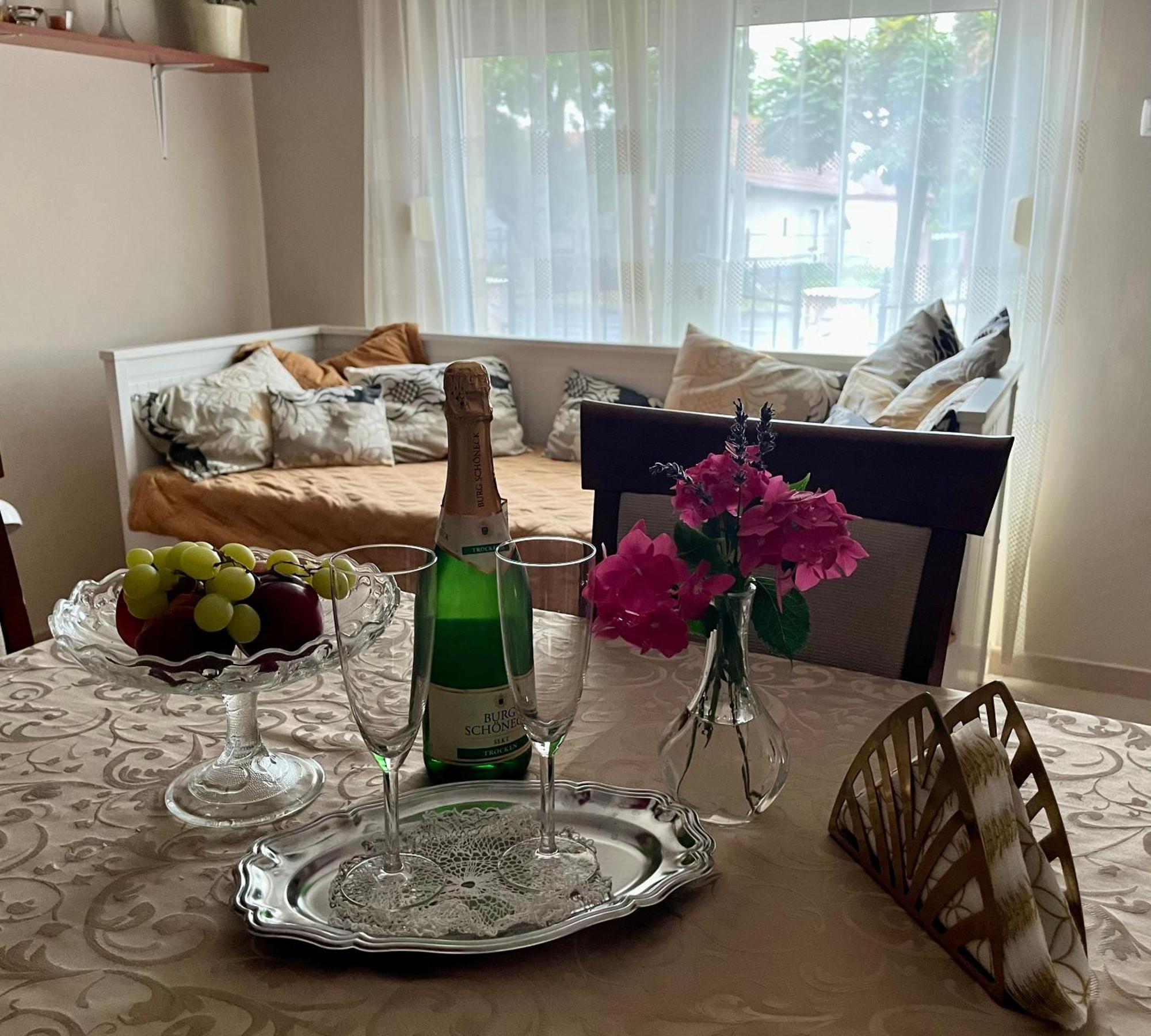 Gyál Budapest Airport Smiley House מראה חיצוני תמונה